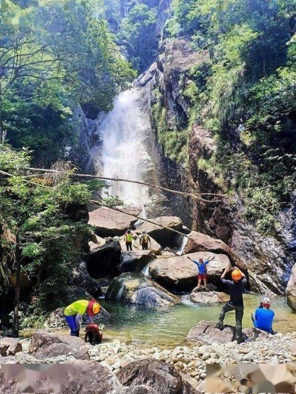 “速冻”天气导致出行受阻 交通运输部门抢通道路21条